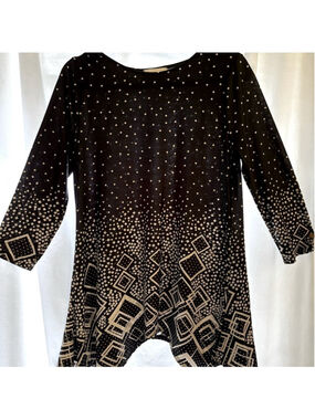 FIGURE FLATTERING BLACK AND WHITE ASYMMETRICAL TOP FROM PECK & PECK SIZE LARGE